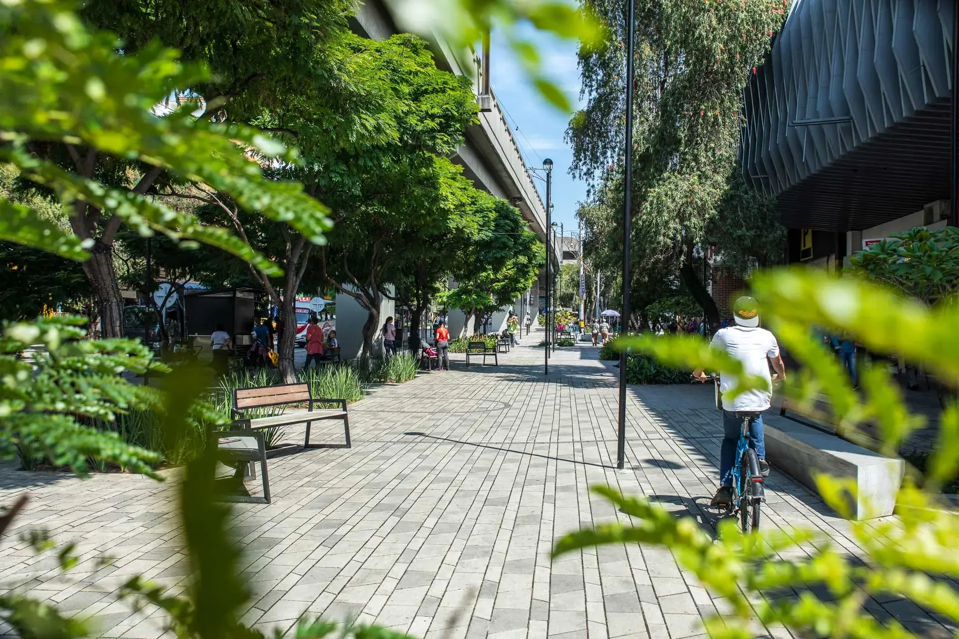 Pisos urbanos y mobiliario de concreto prefabricado de la Renovación del Centro de Medellín por AEU y Konkretus.